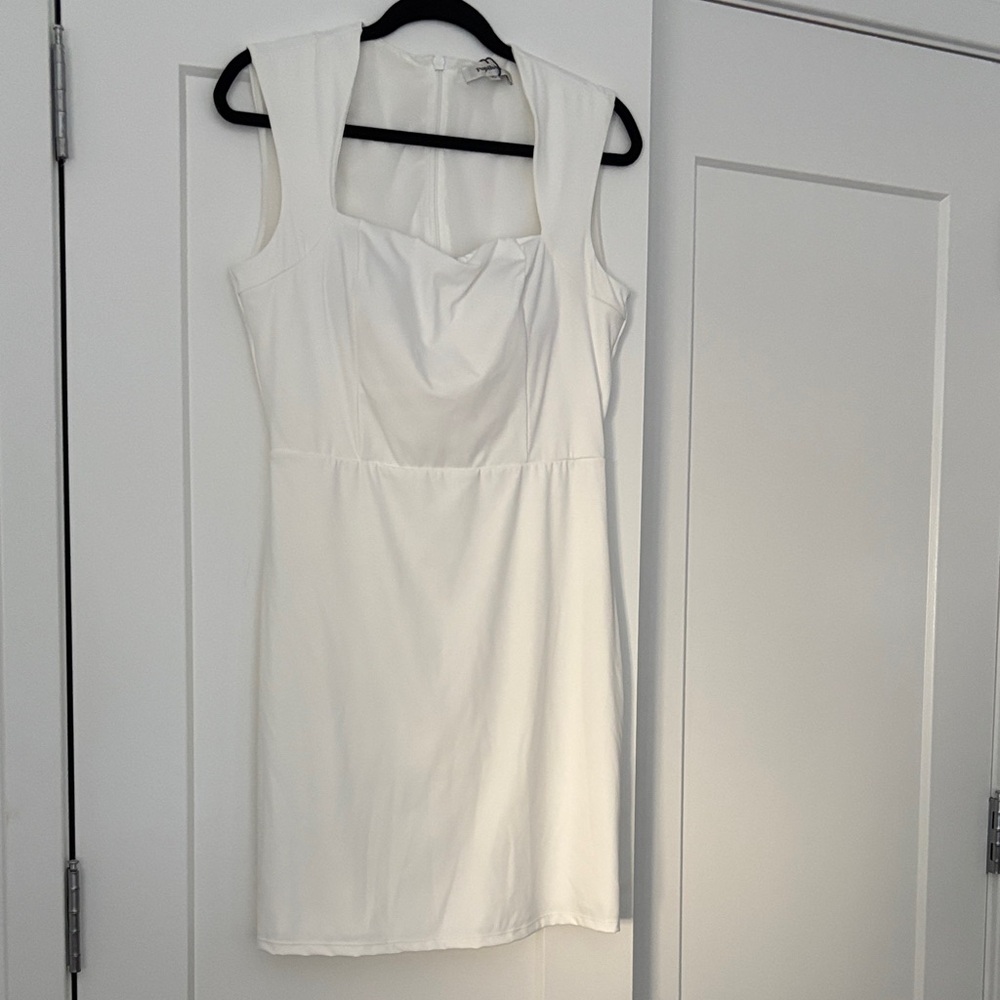 Elegant White Sleeveless Dress